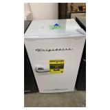 FRIGIDAIRE 3.2 cu ft RETRO COMPACT REFRIGERATOR FRIGIDAIRE 3.2 cu ft RETRO COMPACT REFRIGERATOR