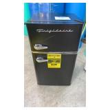 FRIGIDAIRE 3.2 cu ft RETRO MINI FRIDGE W/ FREEZER FRIGIDAIRE 3.2 cu ft RETRO MINI FRIDGE W/ FREEZER