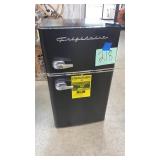 FRIGIDAIRE RETRO 3.2 cu ft MINI FRIDGE W/ FREEZER FRIGIDAIRE RETRO 3.2 cu ft MINI FRIDGE W/ FREEZER