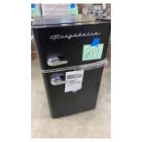 FRIGIDAIRE RETRO 3.2 cu ft MINI FRIDGE W/ FREEZER FRIGIDAIRE RETRO 3.2 cu ft MINI FRIDGE W/ FREEZER