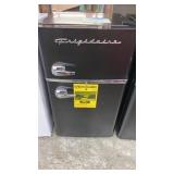 FRIGIDAIRE 3.2 cu FT RETRO MINI FRIDGE W/ FREEZER FRIGIDAIRE 3.2 cu FT RETRO MINI FRIDGE W/ FREEZER