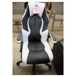ROLLING WHITE/BLACK GAMING CHAIR