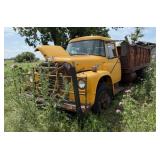 IHC Loadstar 1700 Truck w/ Bed Hoist & Winch