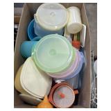 Tupperware & misc plastic ware