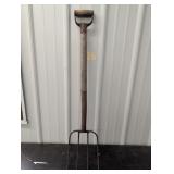 4 tine pitch fork 39in tall wood & metal handle