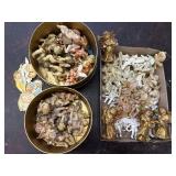 Large variety of cherub ornaments, 2 gold colored