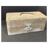 Vtg metal fishing tackle box, 16 x 7 x 7in.,