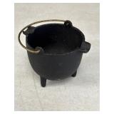 Vtg cast iron 3-legged cauldron ashtray, 2.75in H