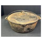No 8 Cast Iron Pot w/ Handle & Lid 10.25"