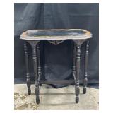 Parlor table w/ 6 legs & scalloped edge