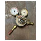 Dual-gauge gas pressure regulator