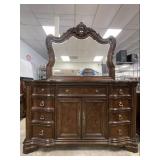 Pulaski Traditional Style Dresser & Mirror Set