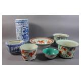 Group of 7 pieces of Asian porcelain Group of 7 pieces of Asian porcelain
