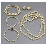 Cultured pearl necklace;