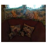 4 Classic Pooh pillows and 2 Classic Pooh door