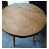 rond 3 legged table - 23 inch diameter and 29 inch