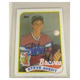 1989 Topps Steve Avery autographed baseball card