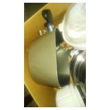 Corning ware casserole dish and lid, 2