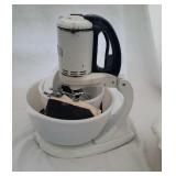 GE Portable Mixer, 2 bowls, attachments and juicer