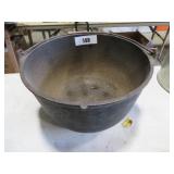 cast iron pot w/handle 11"