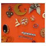 COSTUME JEWELRY PINS/BROOCHES (28)