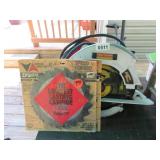 CRAFTSMAN 7 1/4' CIRCULAR SAW, 2 NEW BLADES