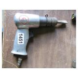 PNEUMATIC CHISEL