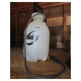 ROUND UP SPRAYER 2 GALLON