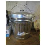 SMALL METAL GARBAGE CAN W/LID