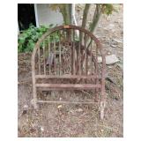 METAL HEAD/FOOT BOARD GARDEN ART