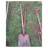 2 SQUARE SHOVELS