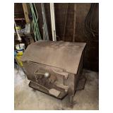 LARGE CAST WOOD STOVE (38'x38'x32')