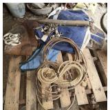 2 LASSOS, SNAP HOOKS, HORSE BLANKETS, SINGLETREE