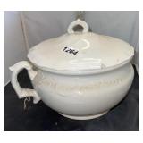 Chamber pot with lid has chipped