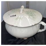Chamber pot with non-matching lid