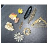 9 Vintage pins / brooches