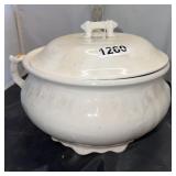 Chamber pot with lid - has lg crack