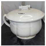 Chamber pot with lid