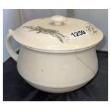 Chamber pot non-matching lid