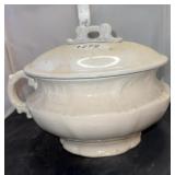 Chamber pot with lid