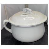 Chamber pot with lid