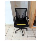 Office Chair     Located in Garage