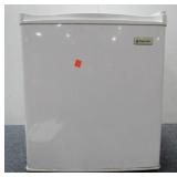 White Magic Chef MCBR170W Mini Fridge