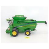 1/32 John Deere S690 Combine w/ Heads