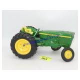 1/16 John Deere Tractor, front wheels bowed out