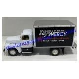 1957 International R-190 W/ Dry Goods Van 1:34