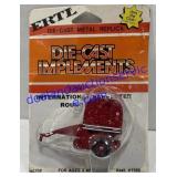 ERTL Die-Cast International Harvest Round Baller