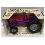 ERTL Die-Cast International Row Crop Tractor 1:64