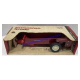 ERTL Die-Cast International Spreader 1:16