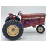 1/16 Ertl International Tractor Missing Wheel